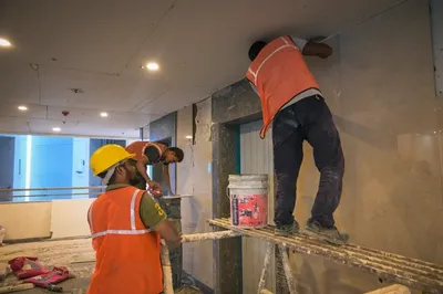 Binnipete: crew finishing a lift lobby
